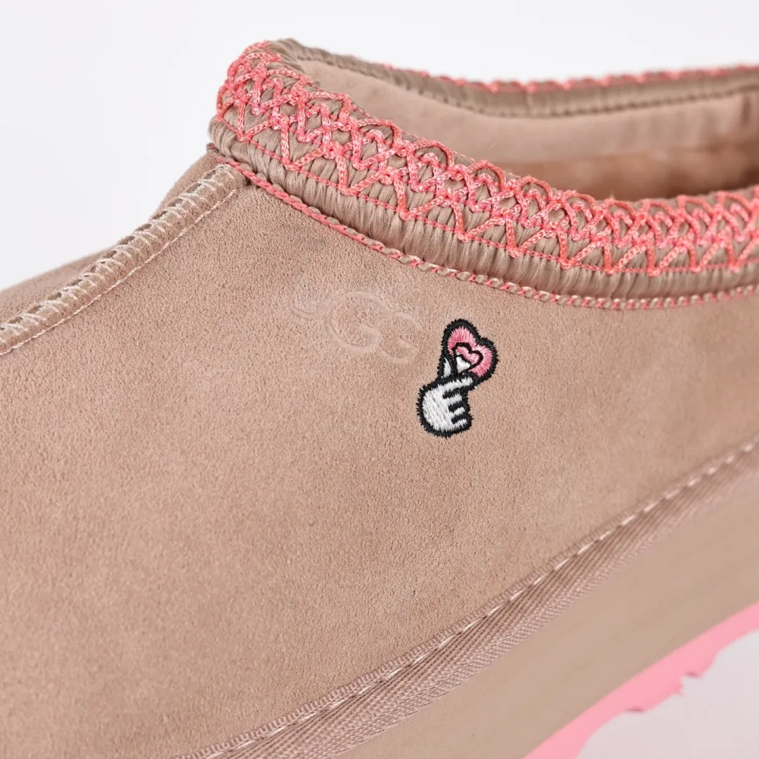 Copy price 💰560 Core recommendation of good price 5cm thick sole, independently developed original outsole, cashmere insole, keeping warm in winter, suitable for home use. In the new year, uug launched a style series, which is partially geared towards the preferences of young consumers. It has also moved to the forefront of fashion trends. Shoe body material, water-repellent coated suede upper, 17 mm UGGPURE™ implanted wool insole, lightweight non-slip and comfortable rubber outsole, with brand LOGO and trademark, with full package Size: 35 36 37 38 39 40